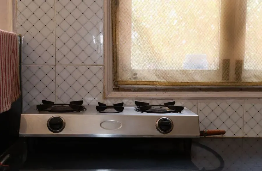 White diamond-pattern tiled backsplash behind a kitchen hob
